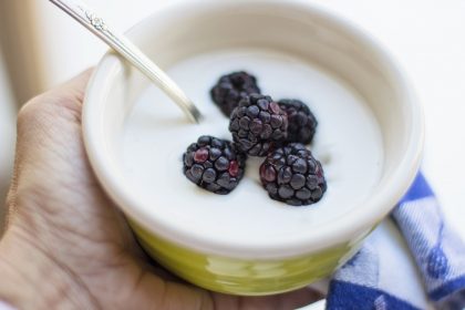 Geniet van een heerlijk ontbijt met verse yoghurt